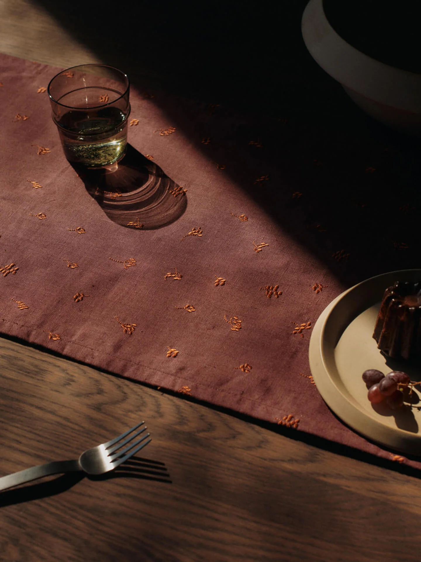 Baies Table Runner - Dark Grape/Picante Red - Image 2